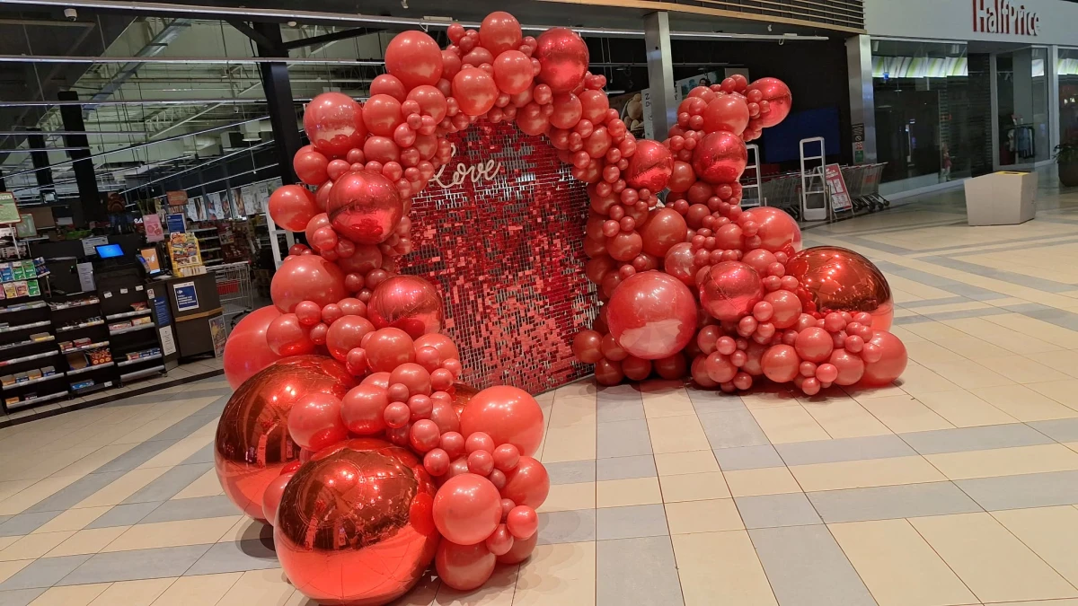 lustrzane kule czerwone galeria sarni stok dekoracja stoiska promocyjnego